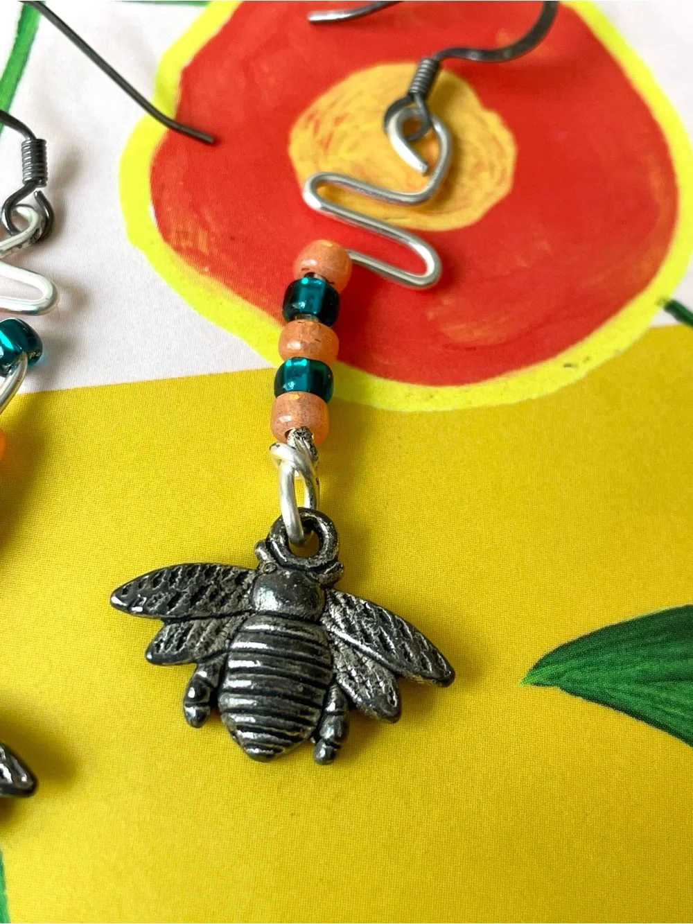 Cute silvertone & beaded dangly bee earrings wilderkind garden summer